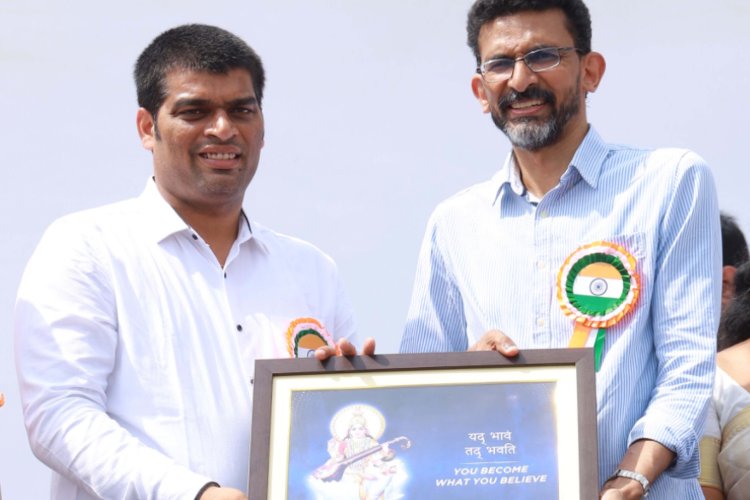 Resonance College students present a impressive spectacle of human chain in the shape of India map!