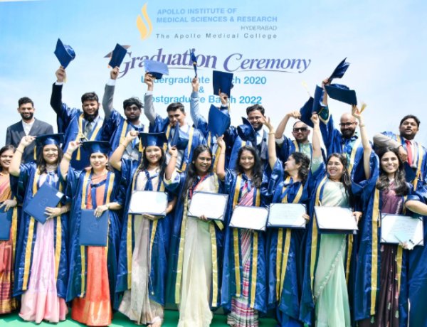 Padma Shri Dr. B. Soma Raju presents medical degree awards to the UG & PG students of Apollo Medical College Hyderabad!